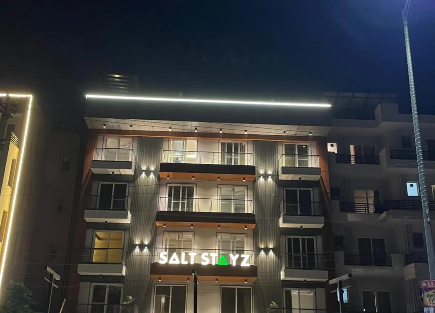 Saltstayz Premier - Near Golf Course Road & Sector 57 Γκουργκάον 4*,  Ινδία