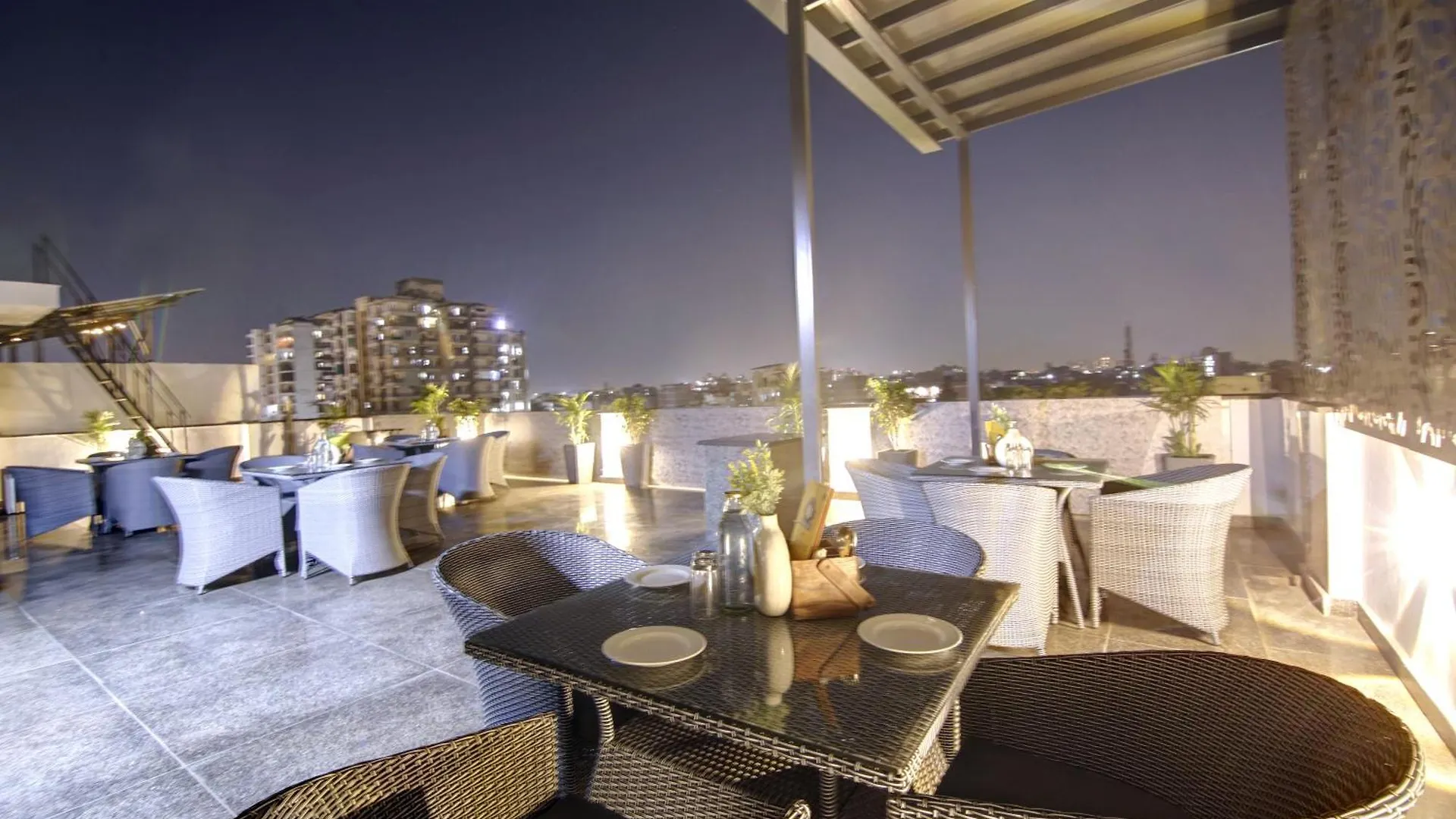 Saltstayz Premier - Near Golf Course Road & Sector 57 Γκουργκάον 4*,  Ινδία