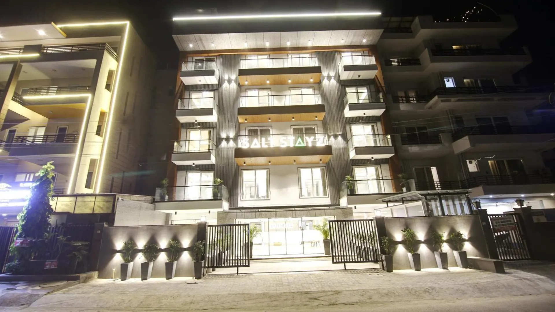 Saltstayz Premier - Near Golf Course Road & Sector 57 Γκουργκάον