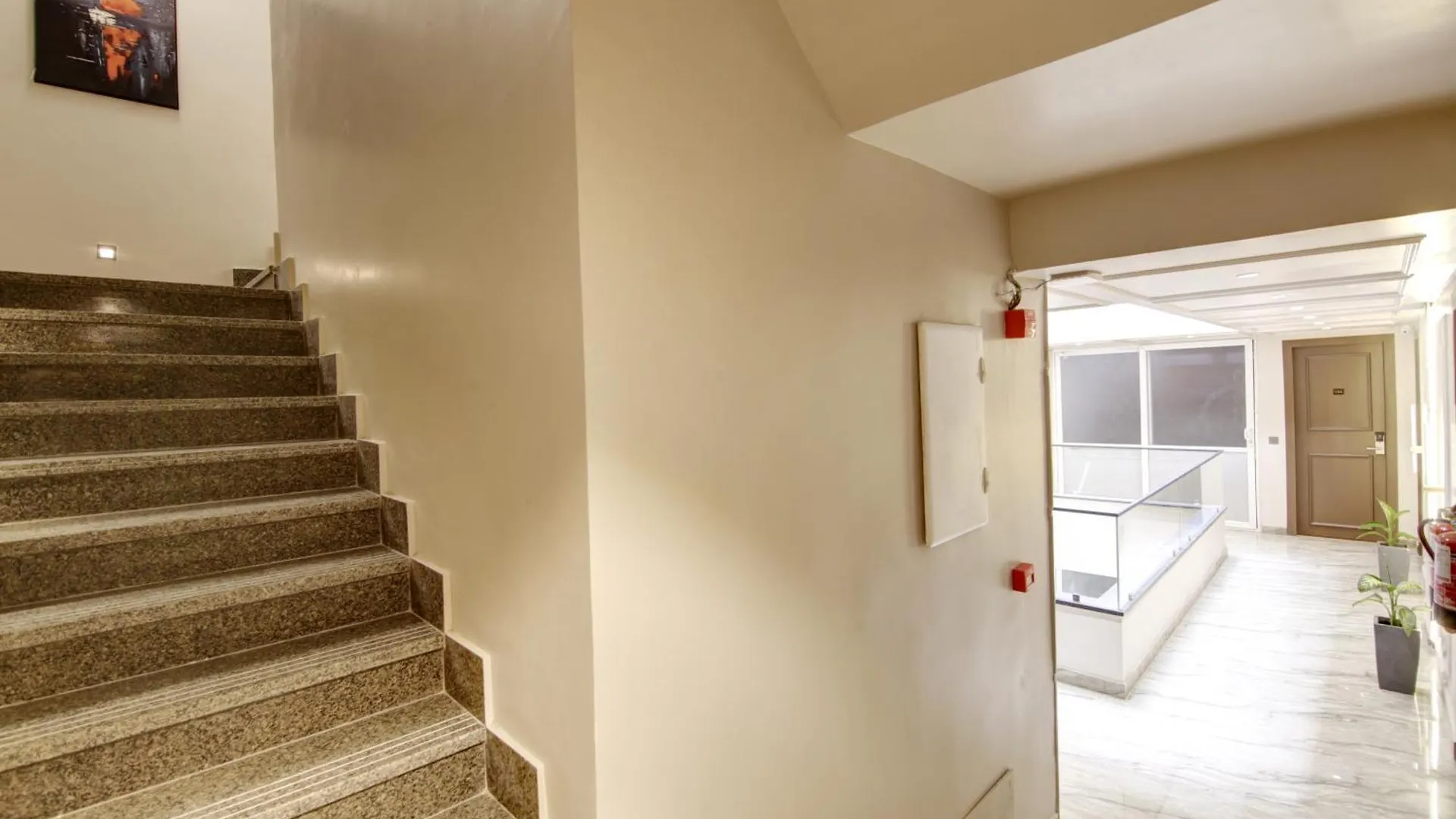Ξενοδοχείο Saltstayz Premier - Near Golf Course Road & Sector 57 Γκουργκάον