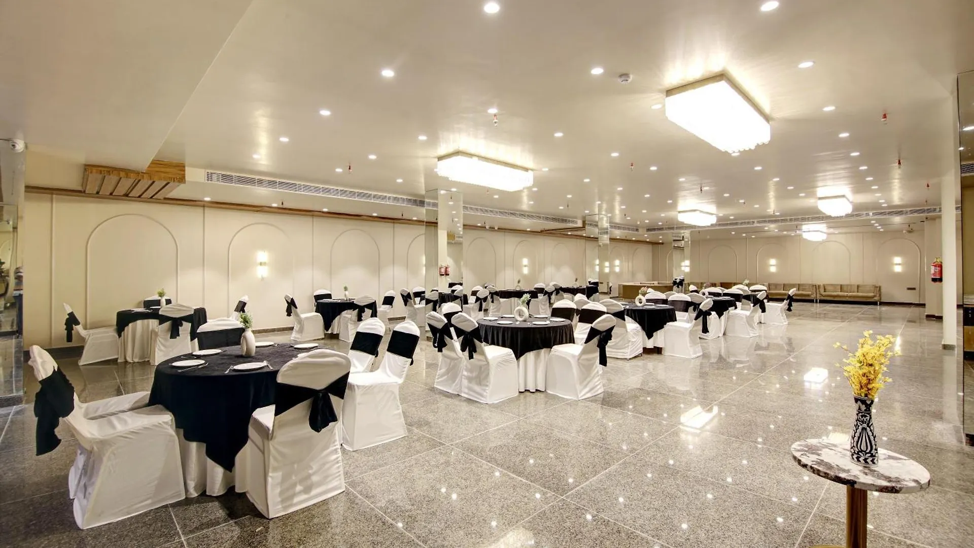 Saltstayz Premier - Near Golf Course Road & Sector 57 Γκουργκάον 4*,  Ινδία