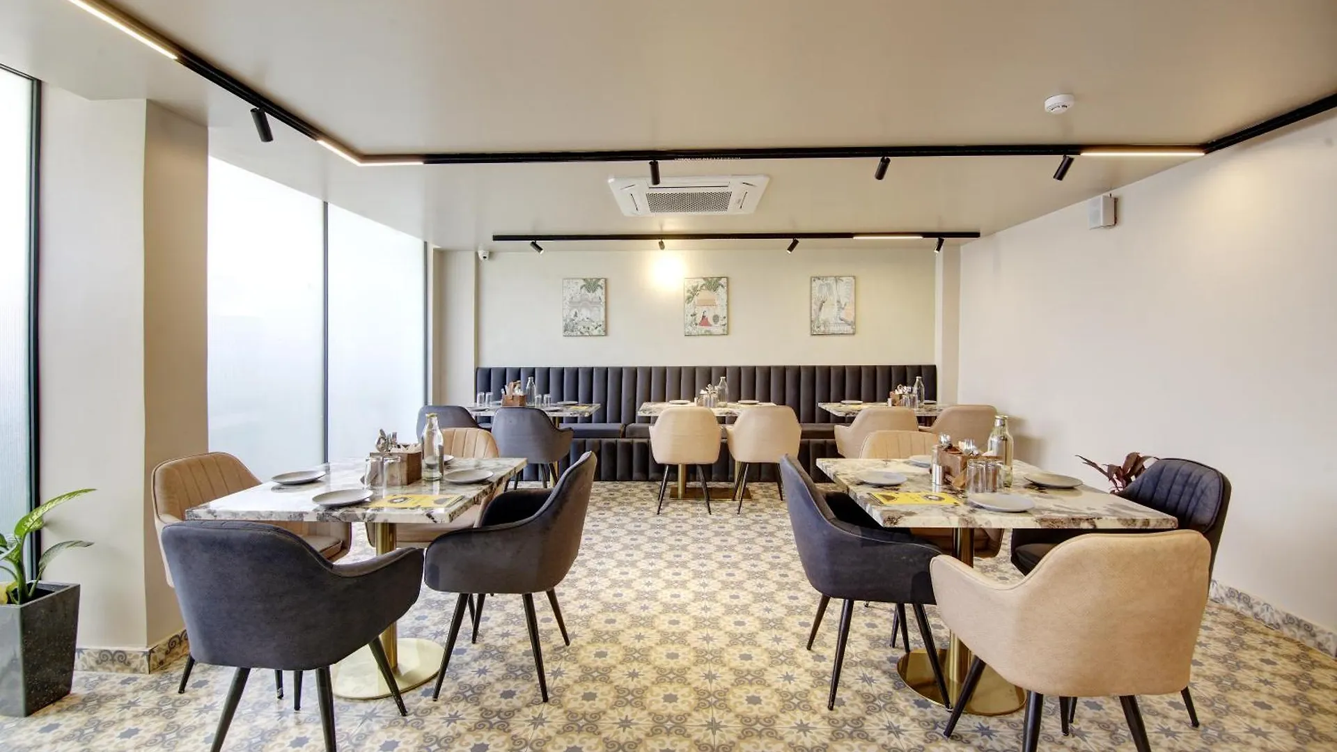 Saltstayz Premier - Near Golf Course Road & Sector 57 Γκουργκάον