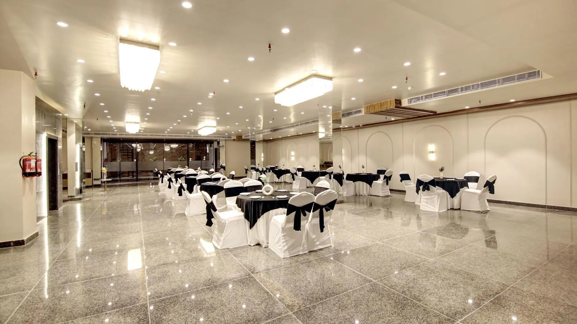 Saltstayz Premier - Near Golf Course Road & Sector 57 Γκουργκάον